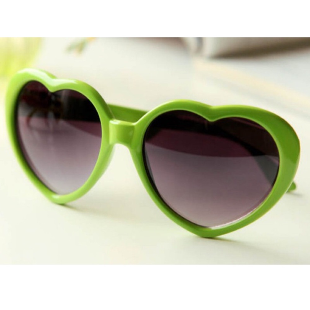 Heart shaped sunglasses 💚🕶